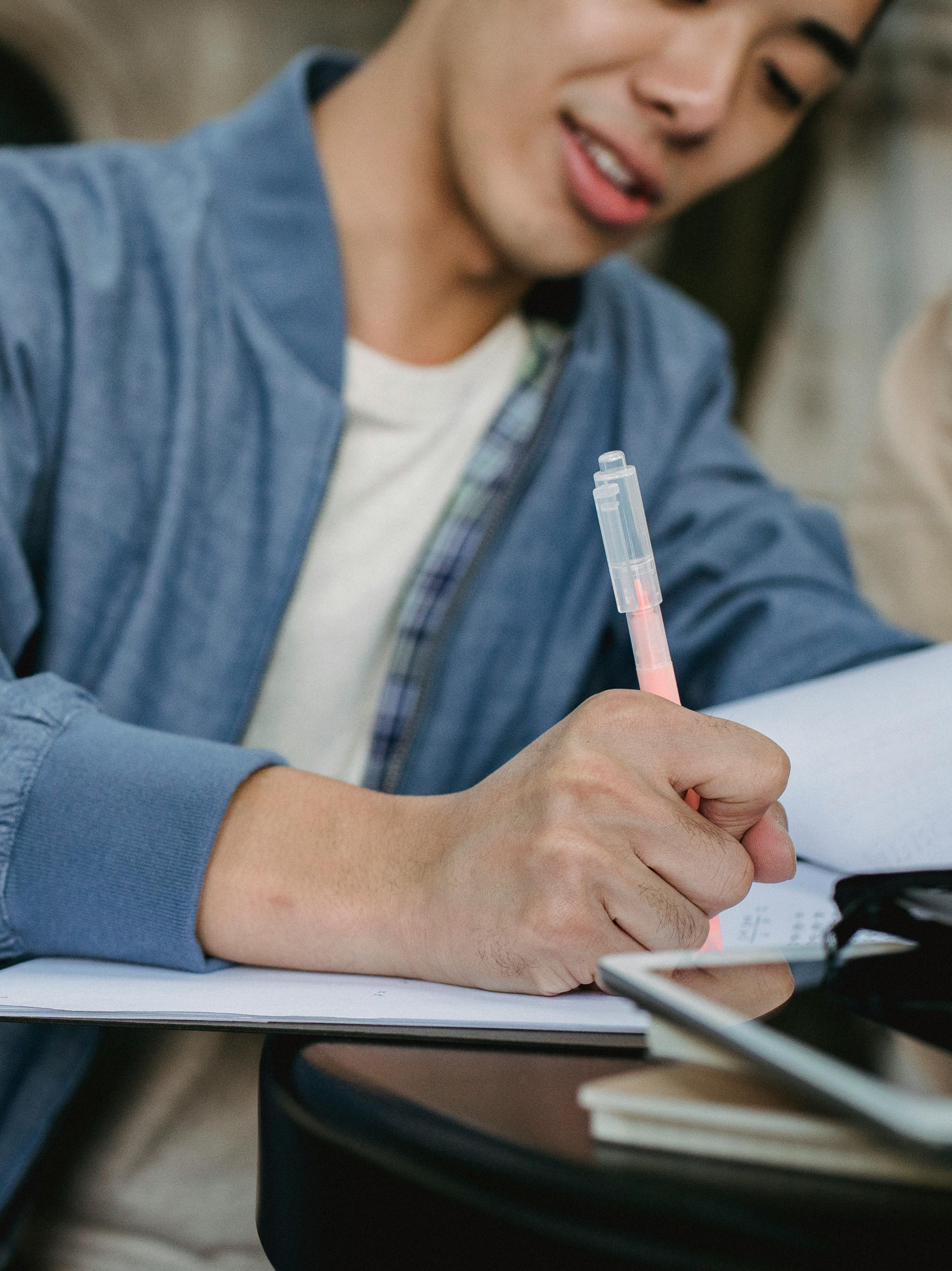 Homme prenant des notes dans un carnet