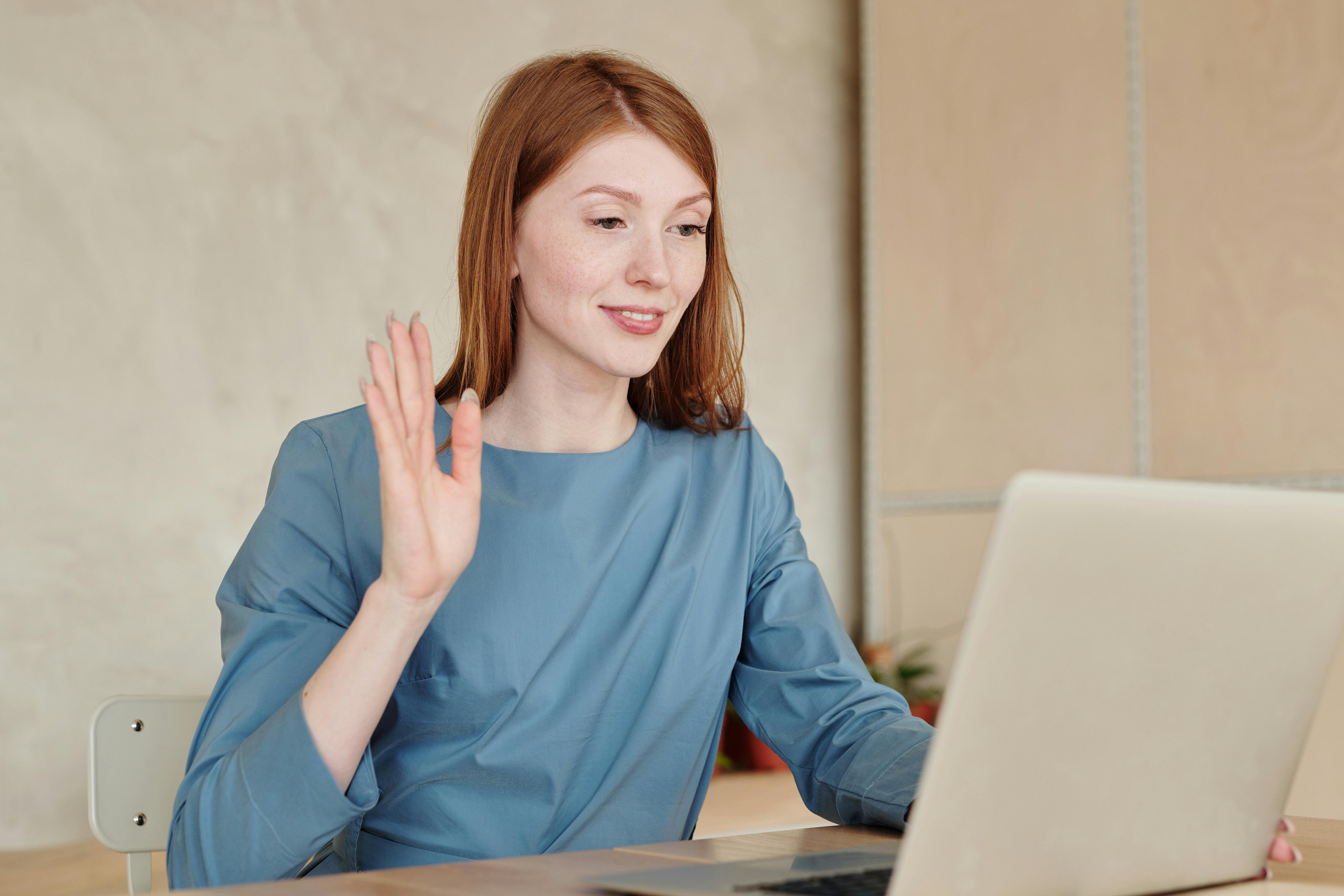 Jeune femme suivant un cours particulier en ligne
