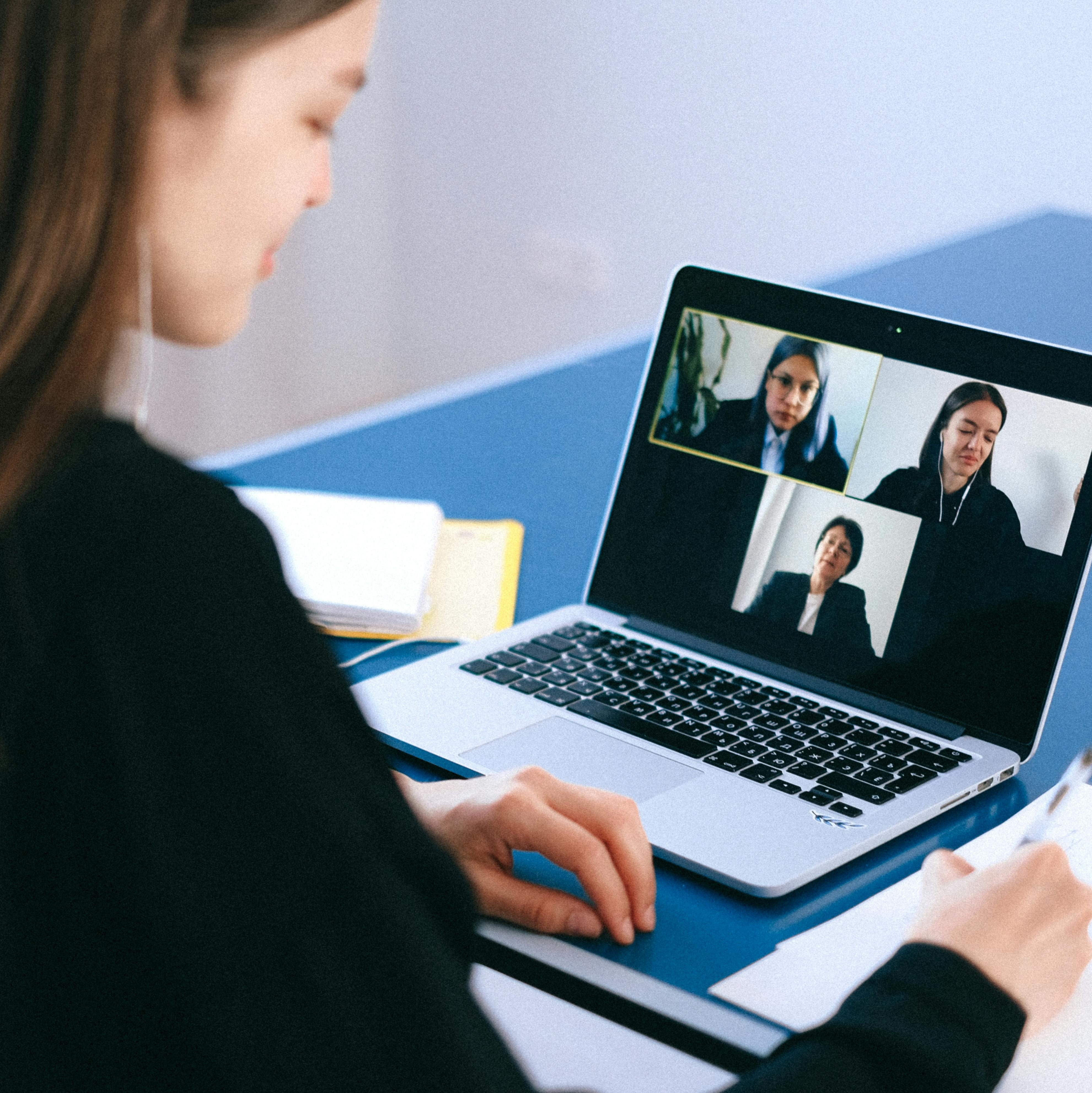 Une personne suivant un cours collectif en ligne en visioconférence