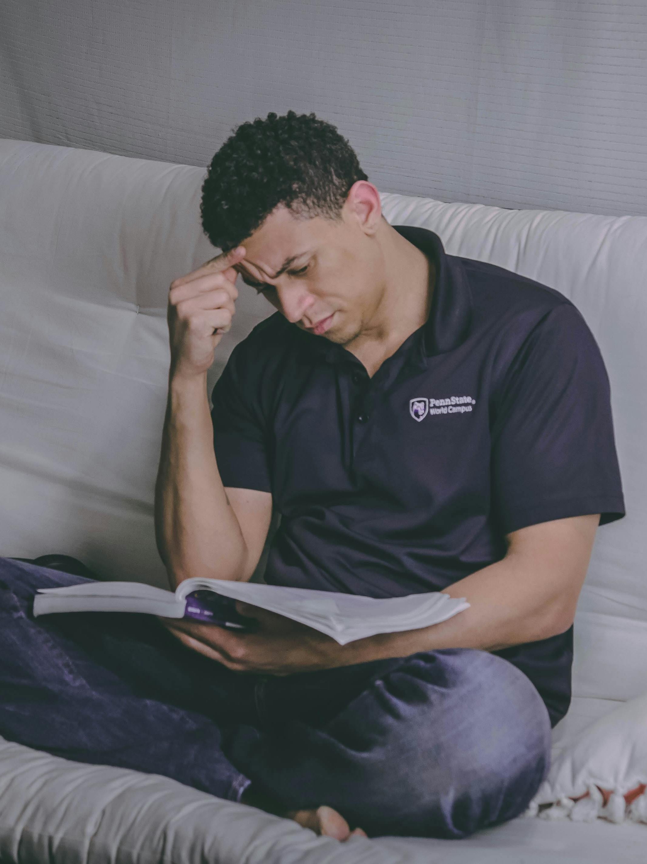 Homme pensif lisant un livre